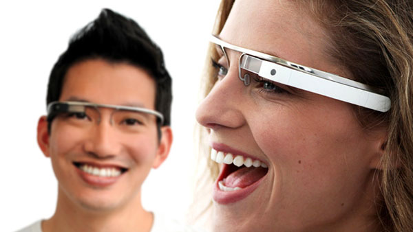 Homem e uma mulher usando o Google Glass